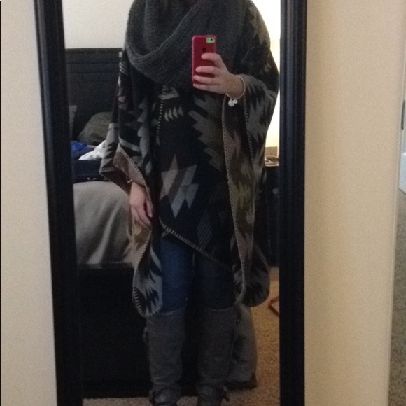 Geo Pattern Poncho - Picture 2 of 3